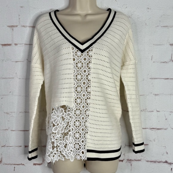 FRENCH CONNECTION Sweaters - FRENCH CONNECTION Women Small Textured White Knit V-Neck Sweater Generous Sizing